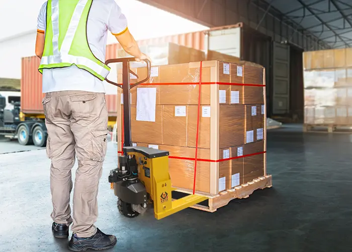 ¿Cuáles son los requisitos sobre el embalaje de los productos que se moverán cuando los bienes de paleta sean movidos por la carretilla elevadora?